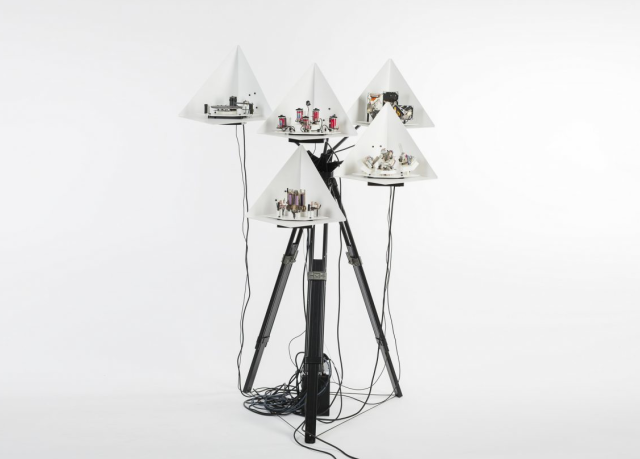 ER…VA 43 :: Tripods One :: Sonic Robots :: Escultura robótica AV