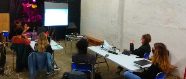 Treballant al taller tècnica audiovisual aplicada a l’escena