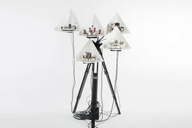 ER…VA 43 :: Tripods One :: Sonic Robots :: Escultura robótica AV